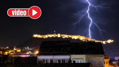 Gökyüzü şimşeklerle aydınlandı!
