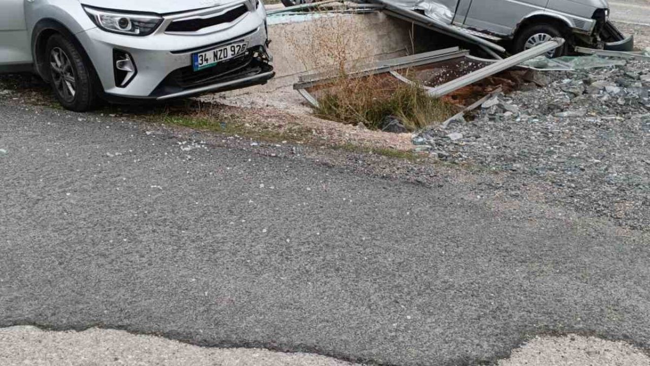 Gümüşhane’de minibüs ile otomobil çarpıştı: 4 yaralı