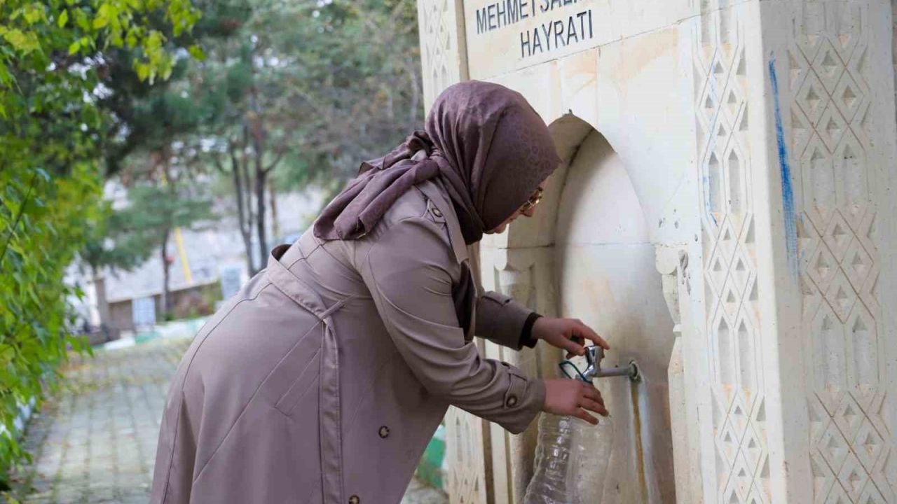 Gümüşhaneli kadın sanatçı, unutulmaya yüz tutan mezarları ve çeşmeleri yeniliyor