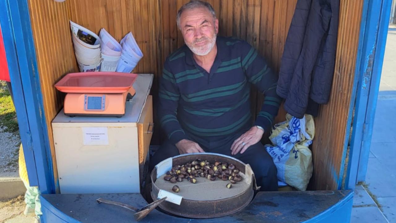Kışın sıcak simgesi kestane tezgâhta