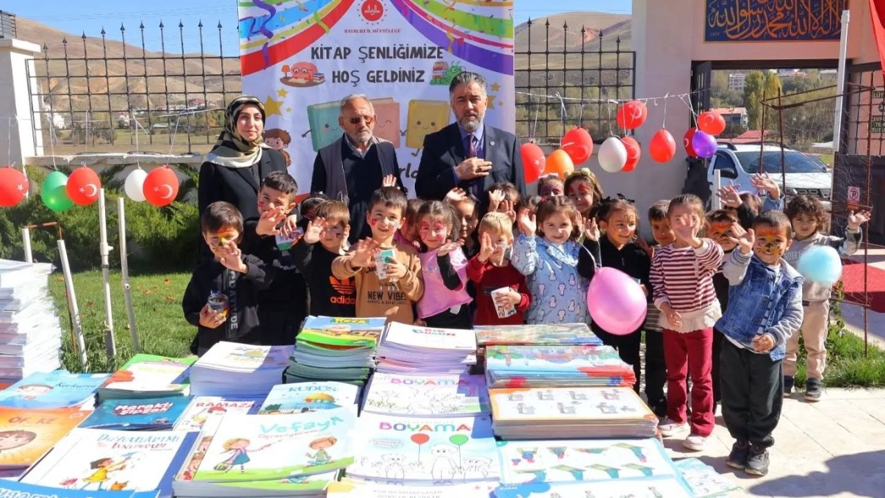Minik öğrenciler kumbaralarını kitap için açtı