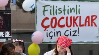 Minik eller Filistinli çocuklar için çizdi