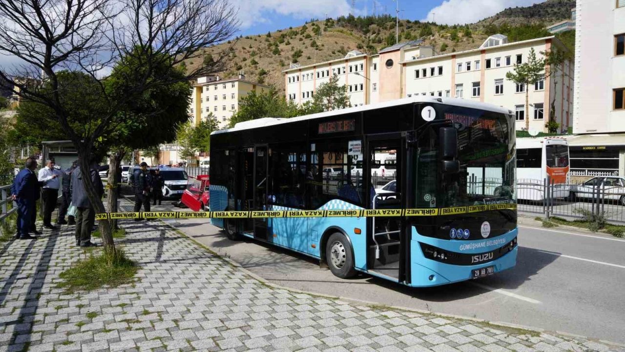 Otomobil durakta bekleyen otobüse çarptı: 2 yaralı