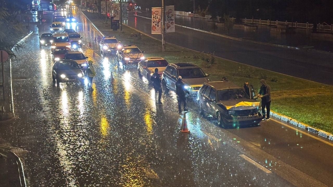 Sağanak yağış kazayı beraberinde getirdi: 5 araç çarpıştı