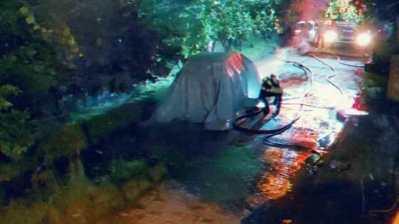 Trabzon’da park halindeki elektrikli otomobil gece yandı