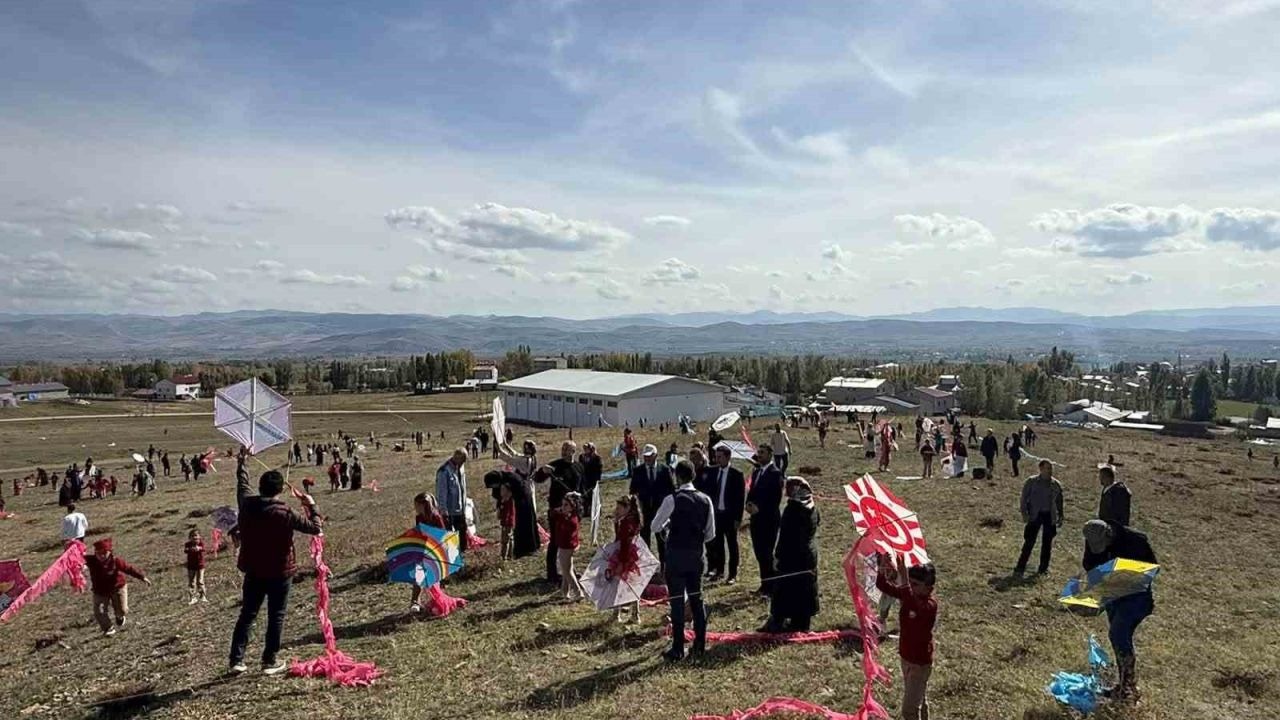 Uçurtmalar Aydıntepe semalarını süsledi: Miniklerin uçurtma heyecanı!