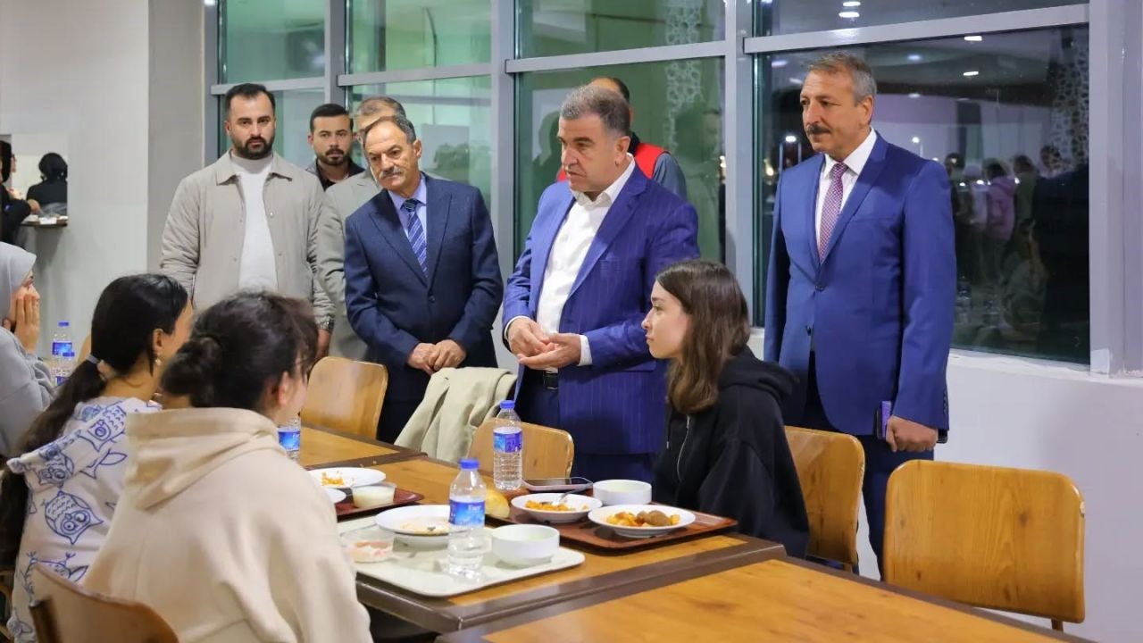 Vali Eldivan yurtlarda kalan öğrencilerin taleplerini dinledi